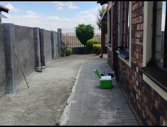 3 BEDROOM HOUSE FOR SALE IN SERALENG